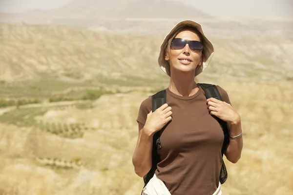 Female hiker on top of mountain — Stock Photo, Image