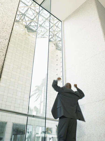 Empresario con los brazos levantados — Foto de Stock