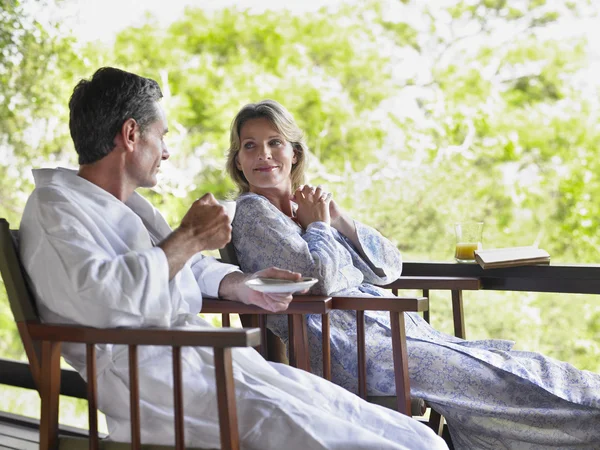 Couple adulte assis sur la terrasse — Photo