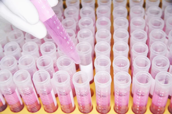 Lab worker adding liquid — Stock Photo, Image