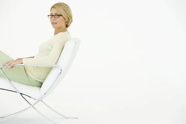Biznes kobieta siedzi w fotelu — Zdjęcie stockowe