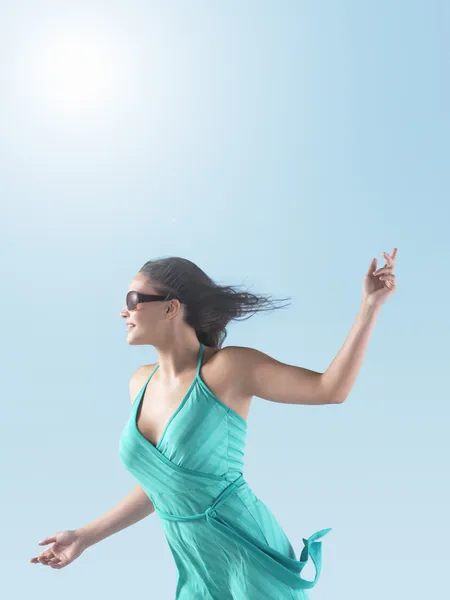 Frau genießt Sonnenschein — Stockfoto