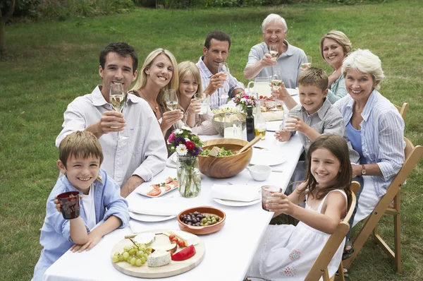 Familie speist im Garten — Stockfoto