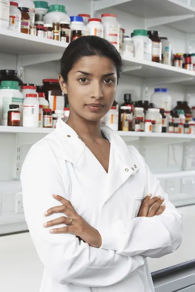 Jonge vrouw apotheker — Stockfoto