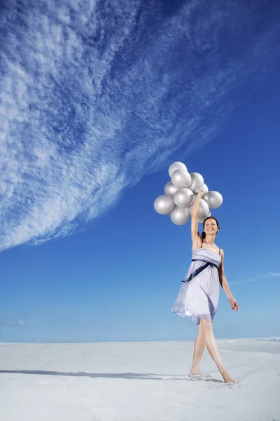 Vrouw bedrijf ballonnen — Stockfoto