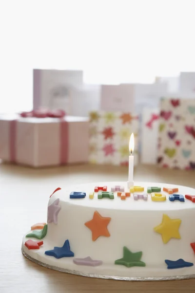 Bolo de aniversário com cartões e presente — Fotografia de Stock