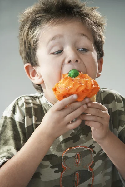 Jongen eten een cupcake — Stockfoto