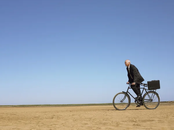 Uomo d'affari in bicicletta — Foto Stock