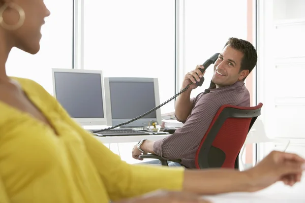 Empresário usando telefone fixo — Fotografia de Stock