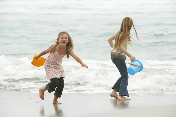 Alegre descalzo niñas en la playa — Foto de Stock