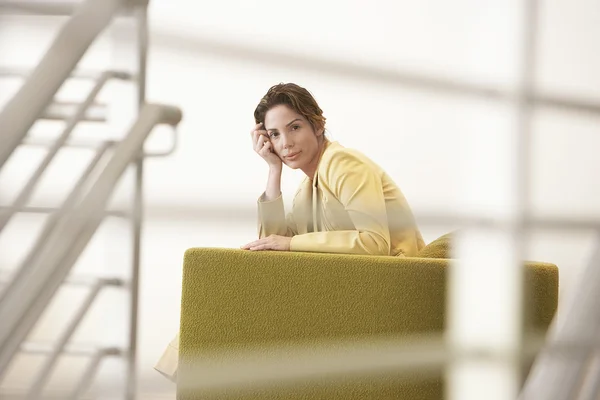 Zakenvrouw wachten op sofa — Stockfoto