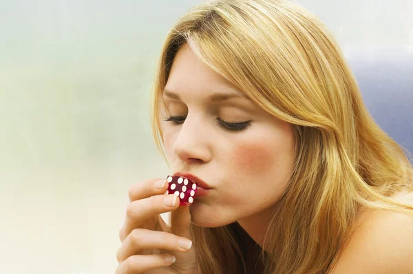 Žena líbat kostky — Stock fotografie