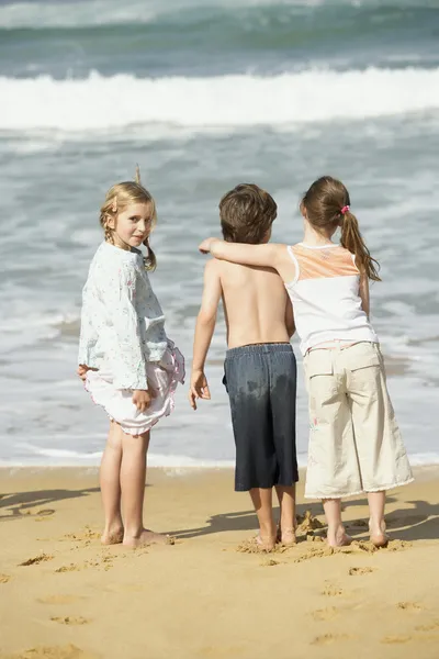 Bosý děti na okraji vody — Stock fotografie