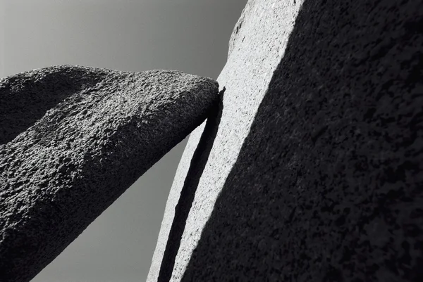 Piedras cerca de blanco y negro — Foto de Stock