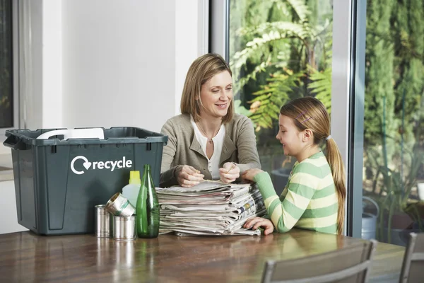 Mujer y niña preparando papel — Foto de Stock