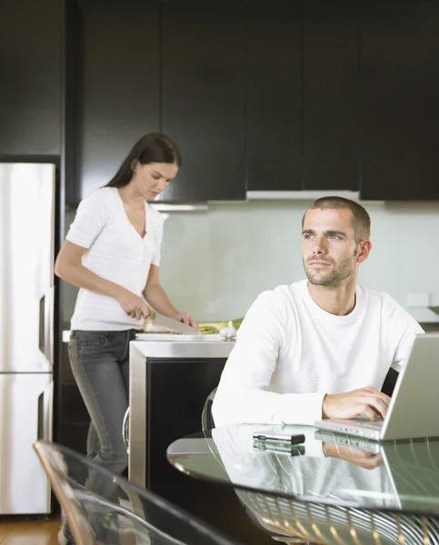 Uomo e donna nella cucina moderna — Foto Stock