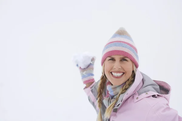 Donna che lancia palla di neve — Foto Stock