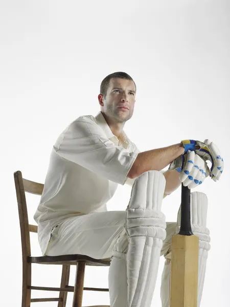 Cricket speler bezit is van cricket bat — Stockfoto