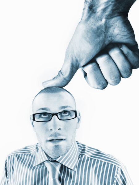 Офисный работник, зажатый большим пальцем
