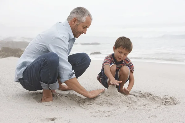 Baba ile oğlu kumsalda oynarken — Stok fotoğraf