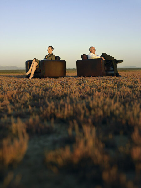 Бизнесмены сидят в креслах
