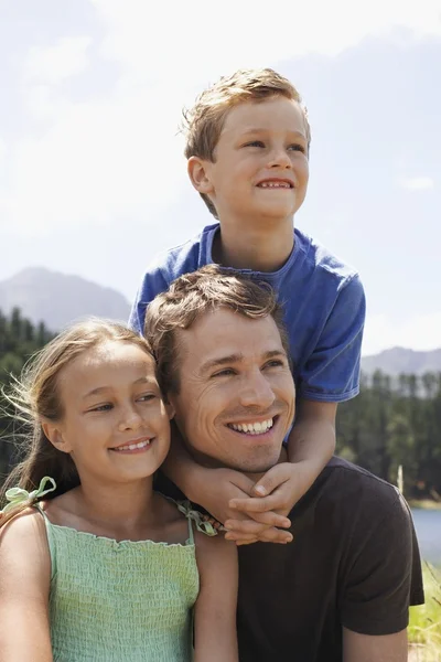 Pai com dois filhos — Fotografia de Stock