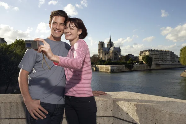 Couple taking a photo of themselves — Stock Photo, Image