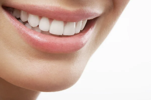 La boca abierta de la mujer sonriendo —  Fotos de Stock