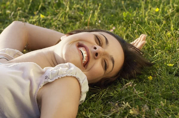 Mujer acostada en la hierba — Foto de Stock