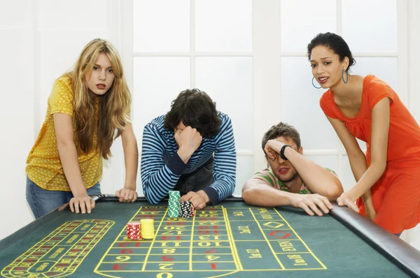 Friends losing on roulette table — Stock Photo, Image