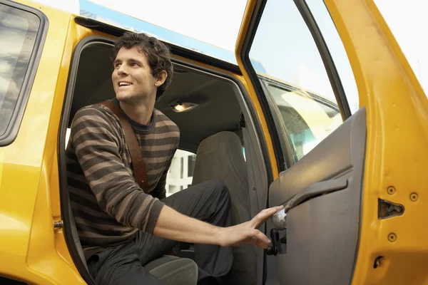Man Getting Out of Taxi — Stock Photo, Image