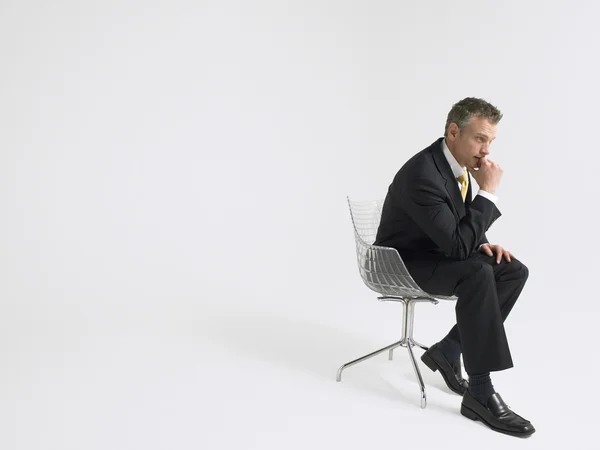 Biznes człowiek siedzący w fotelu — Zdjęcie stockowe