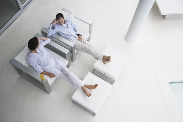 Couple Resting in Chairs — Stock Photo, Image