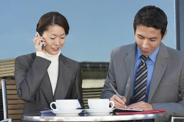 Businesspeople Meeting at outdoor Cafe — Stock Photo, Image