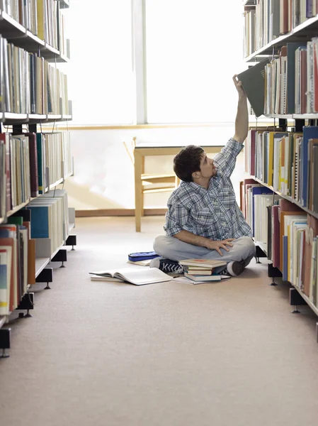 Student zittend op de vloer — Stockfoto