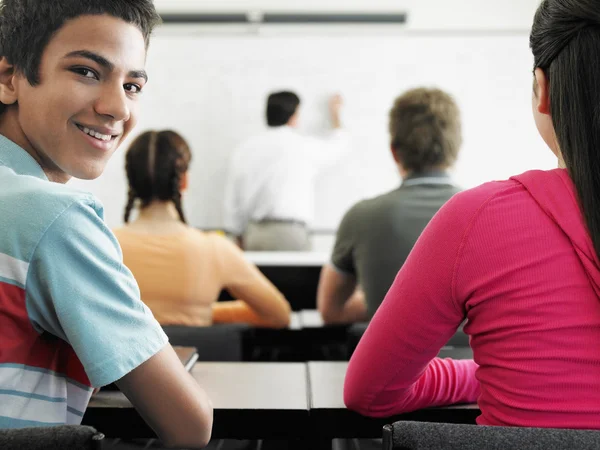 Studenten in de klas zit — Stockfoto