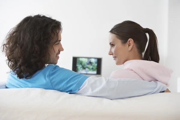 Boyfriend and girlfriend looking in eyes — Stock Photo, Image