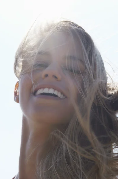 Joven mujer sonriendo — Foto de Stock