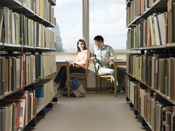 Adolescentes haciendo tarea — Foto de Stock