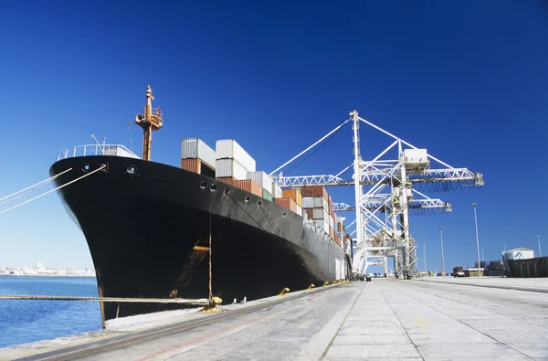 Containerschip in dokken — Stockfoto