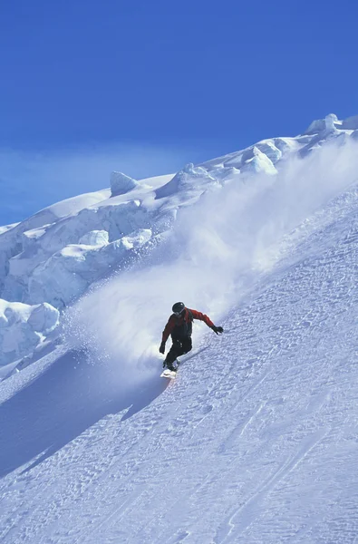 Snowboarder en la pendiente de la montaña — Foto de Stock