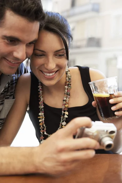 Paar kijkers naar de camera — Stockfoto