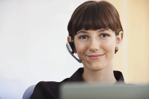 Zakenvrouw telefoon met hoofdtelefoon dragen — Stockfoto