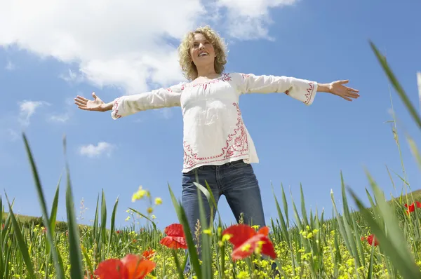 Mujer de pie en el campo — Foto de Stock