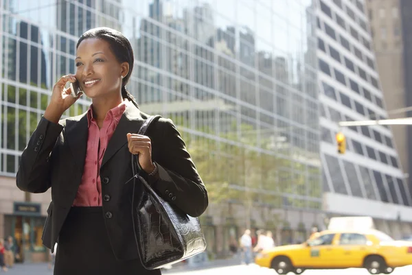 Geschäftsfrau benutzt Handy auf der Straße — Stockfoto