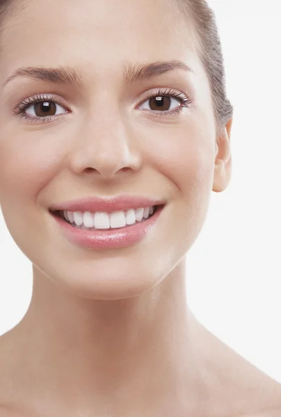 Jovem mulher sorrindo — Fotografia de Stock