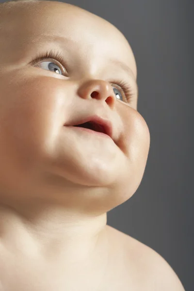 Baby tittar upp — Stockfoto