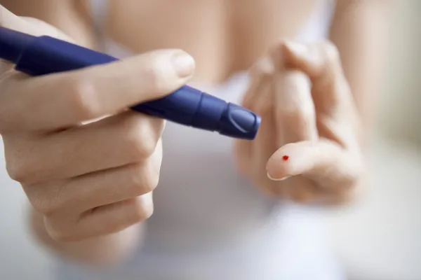 Vrouw met behulp van Schedellozen op vinger — Stockfoto