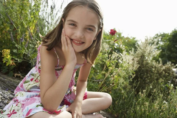 Jeune fille dans la prairie — Photo