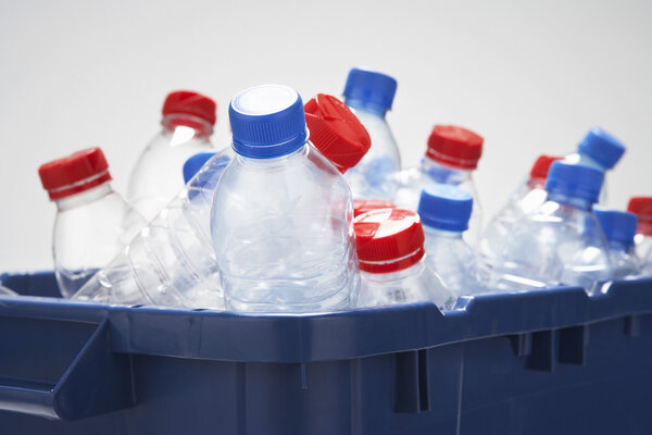 Контейнер с пластиковыми бутылками
